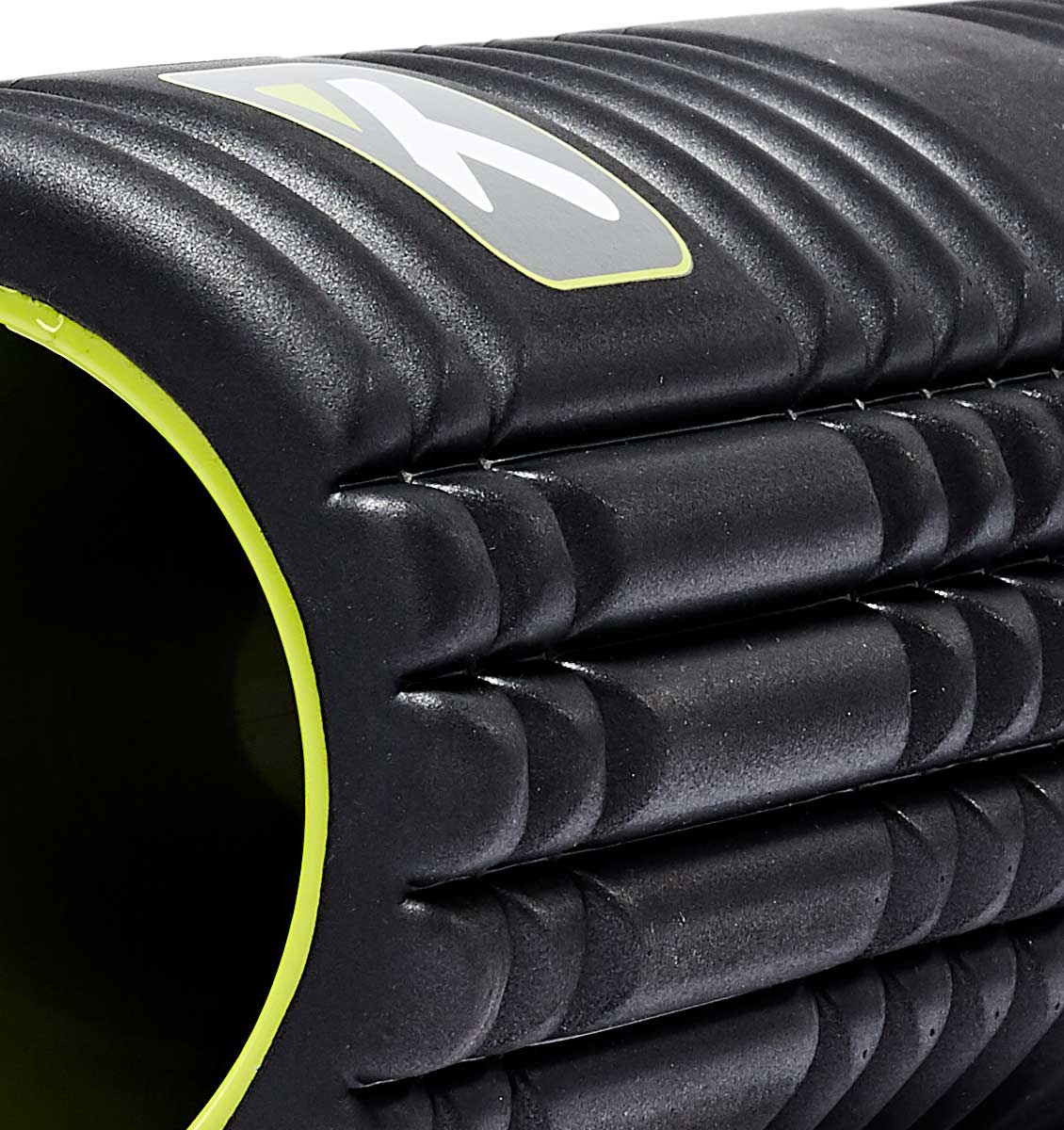 TPT3GRD2BWS0000 TriggerPoint The Grid 2.0 Foam Roller Black - 45 Degree Angle - Close Up