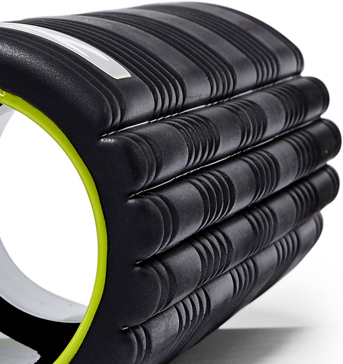 TPT3GRD2BWS0000 TriggerPoint The Grid 2.0 Foam Roller Black - 60 Degree Angle - Close Up